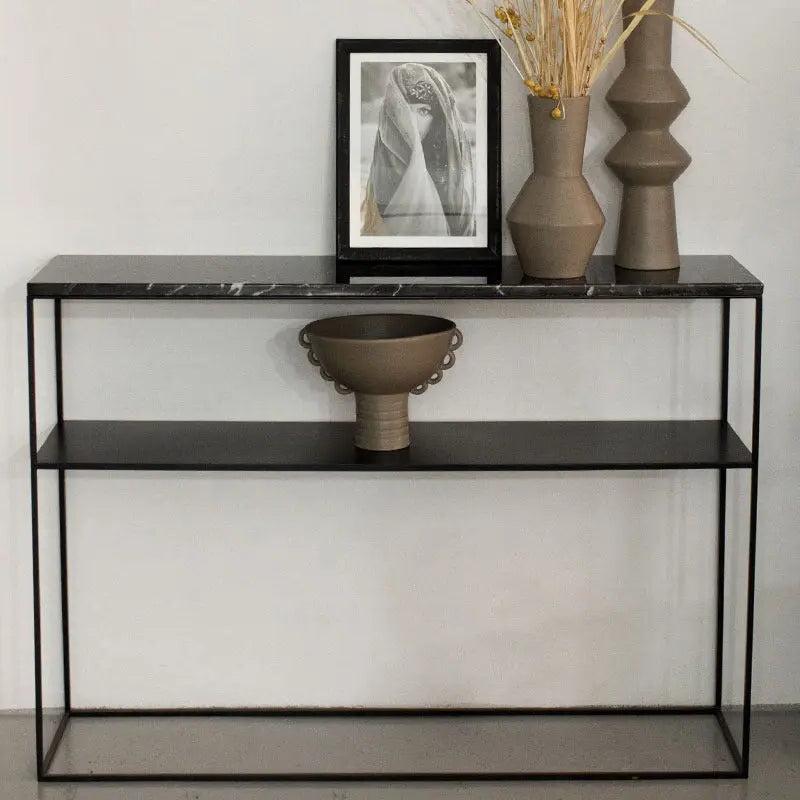 Console Japandi en Marbre Noir et Métal Noir Kawa – Élégance Contemporaine