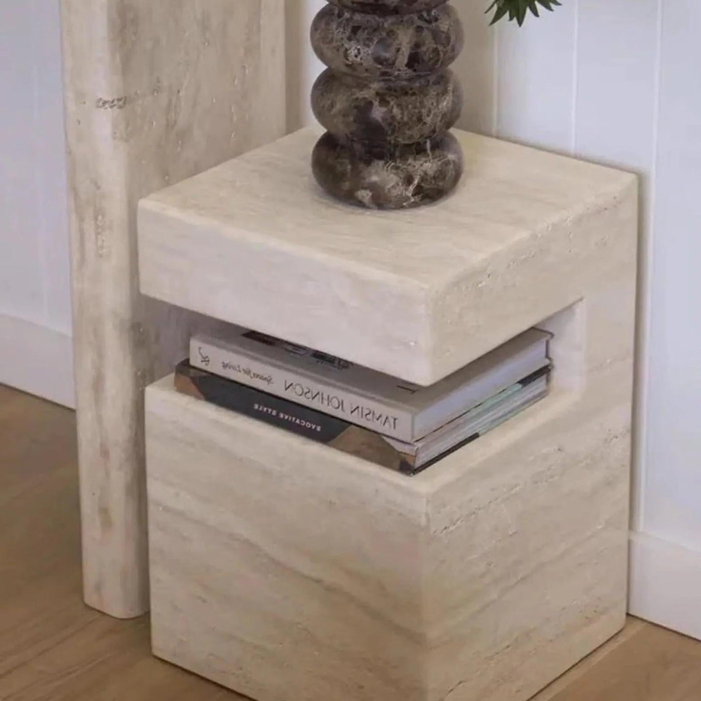 Japandi – Table d’appoint cubique en Travertin Zen – Design minimaliste
