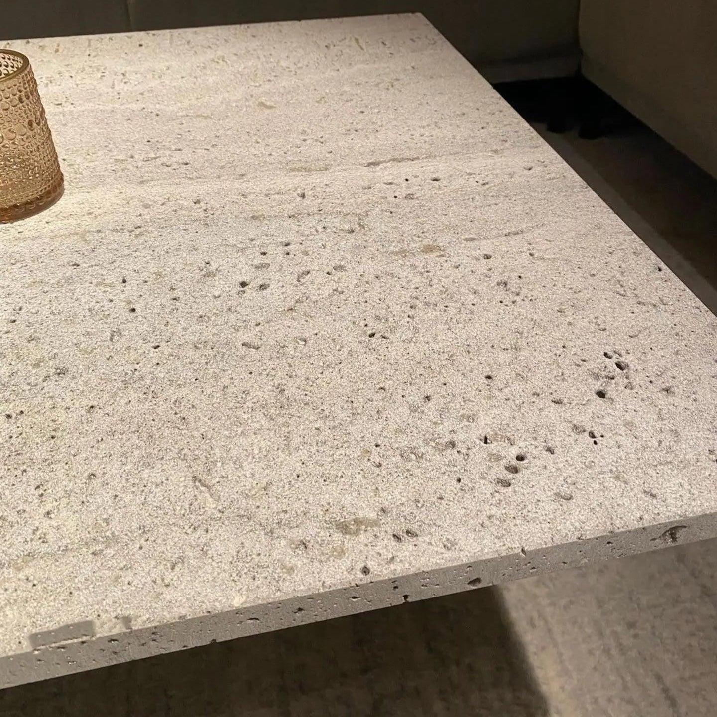 Table basse Japandi Mu en travertin – Authenticité brute et contemporaine