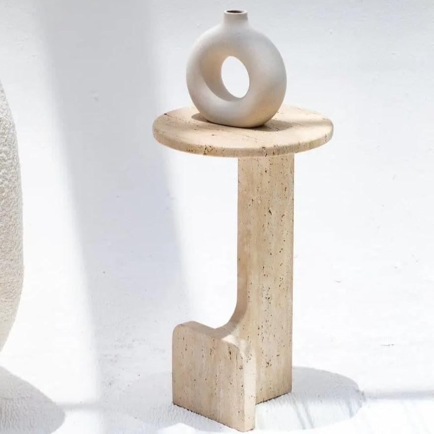 Japandi – Table Hana en Travertin – Design sculpturale et méditerranéen