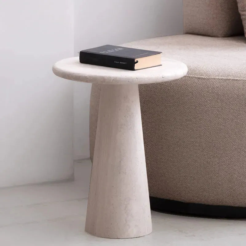 Japandi – Table d’Appoint Eld en Travertin Naturel – Pied conique