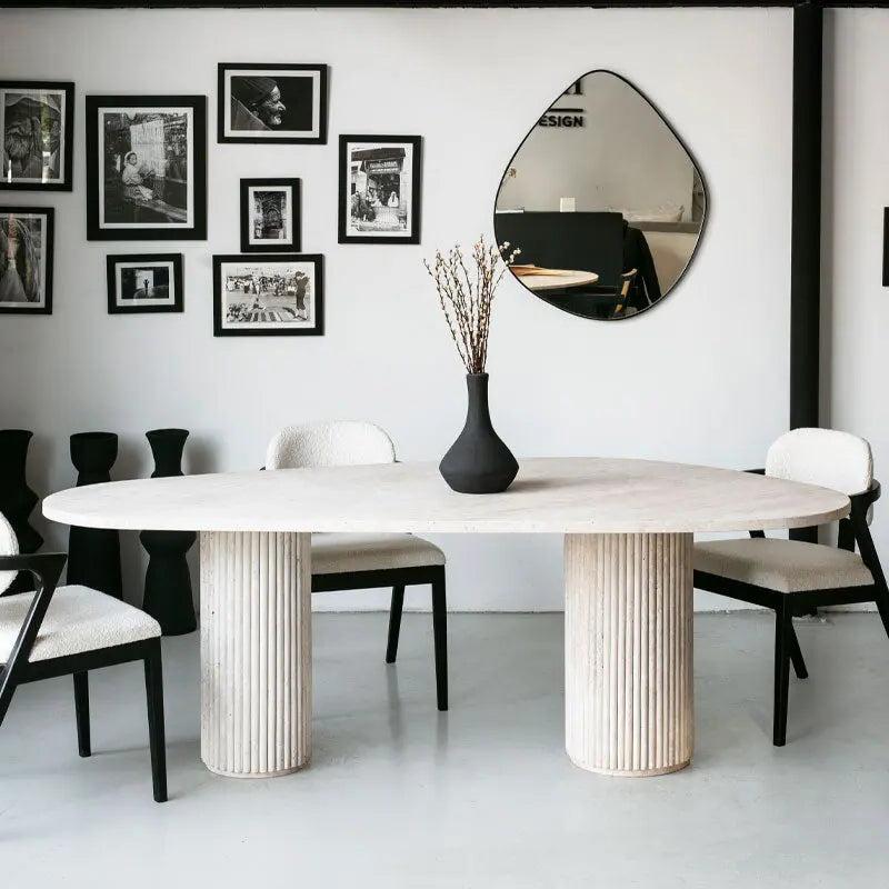 Table à manger asymétrique Japandi travertin Seki – Design contemporain