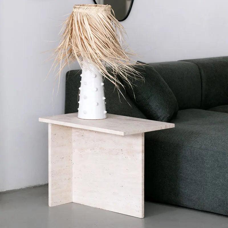 Japandi – Table d’appoint en Travertin naturel Haru – Piètement en croix minimaliste