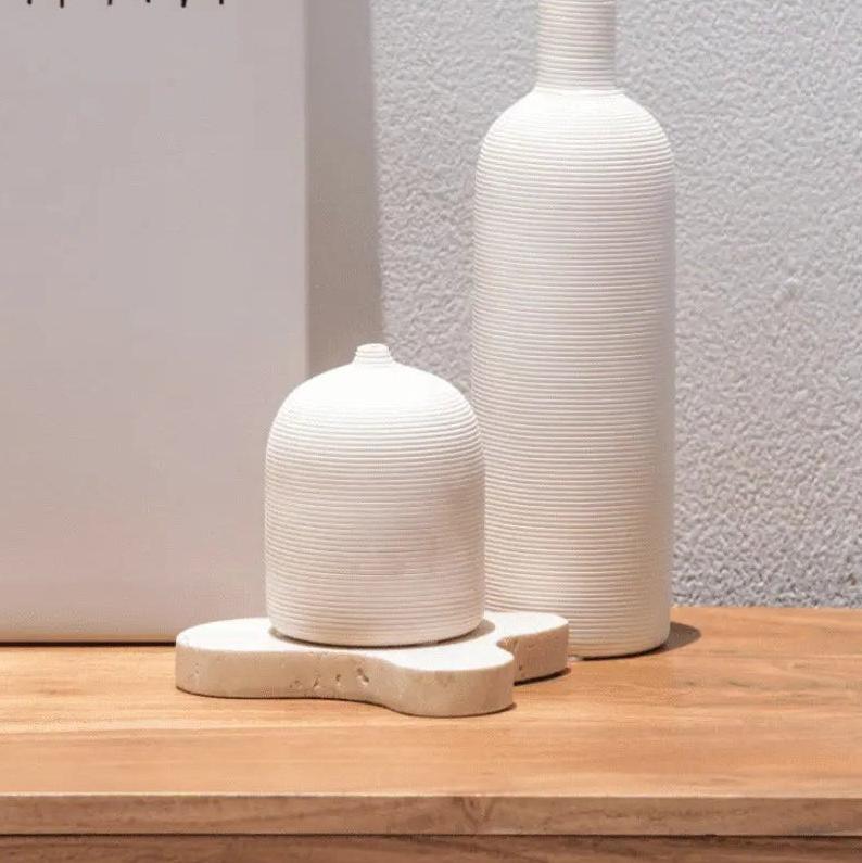 Plateau Japandi Mizu en travertin – Design organique et chic