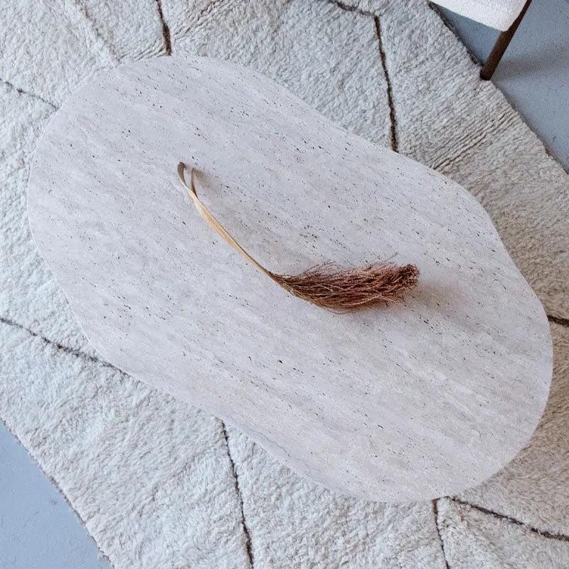 Table basse asymétrique Japandi travertin Kaze – Pièce contemporaine