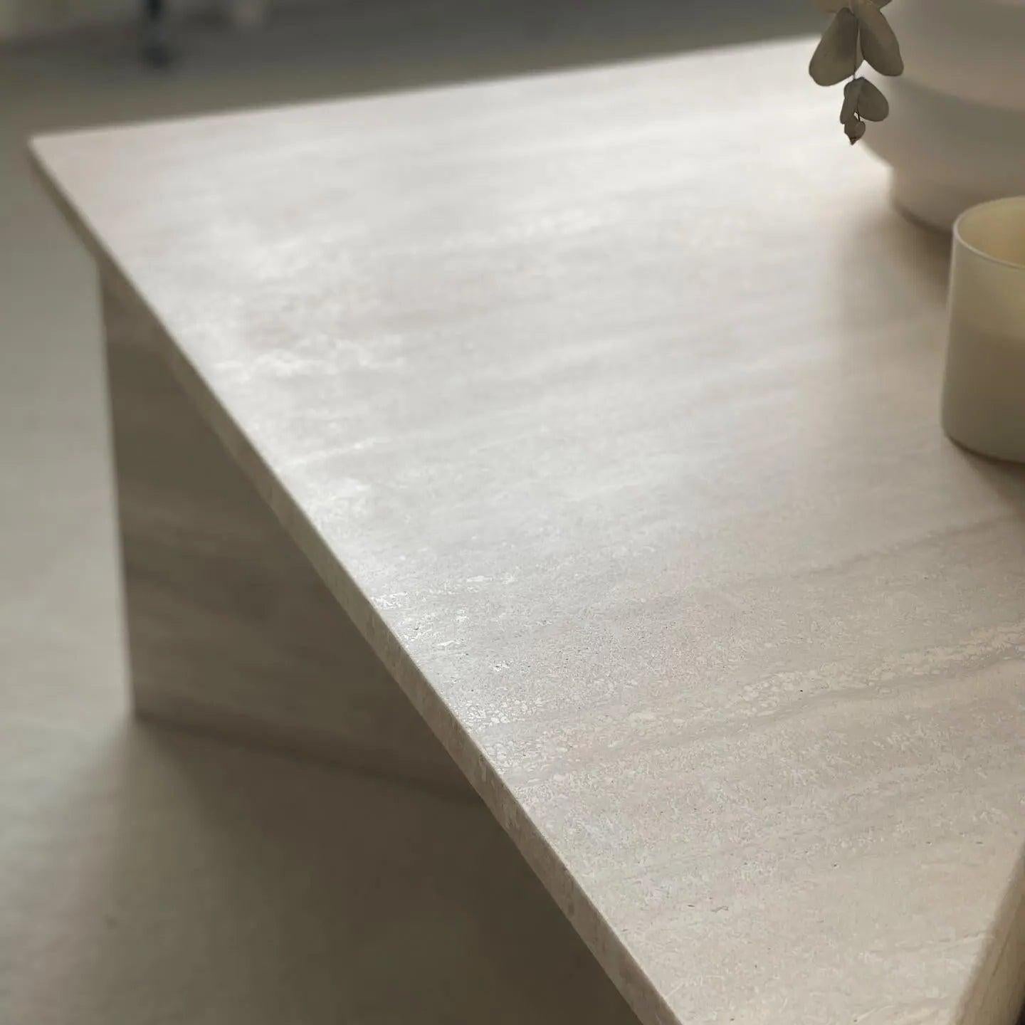 Table basse Japandi Kishi en Travertin – Design géométrique