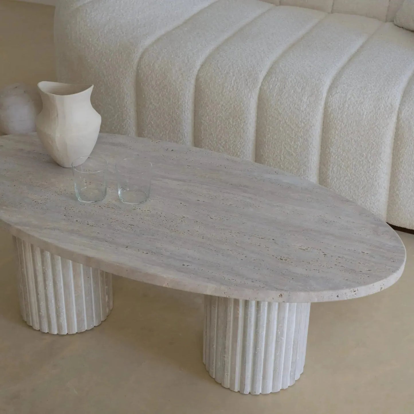 Table basse ovale Japandi Gan en Travertin – Plateau massif et pieds cylindriques