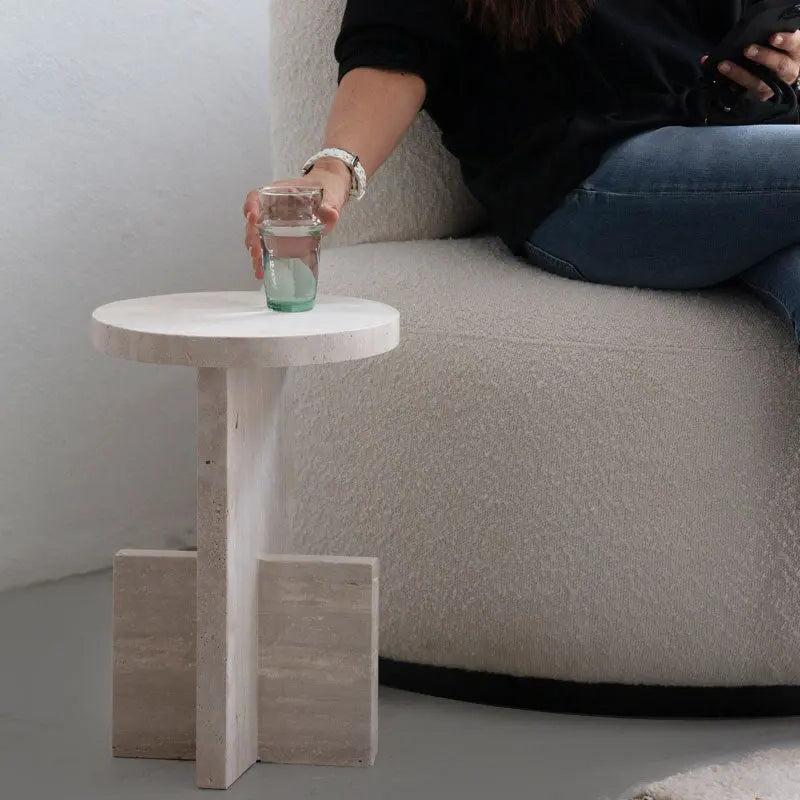 Japandi – Table d’appoint Ronde en Travertin naturel Dal – Piètement croisé sculptural