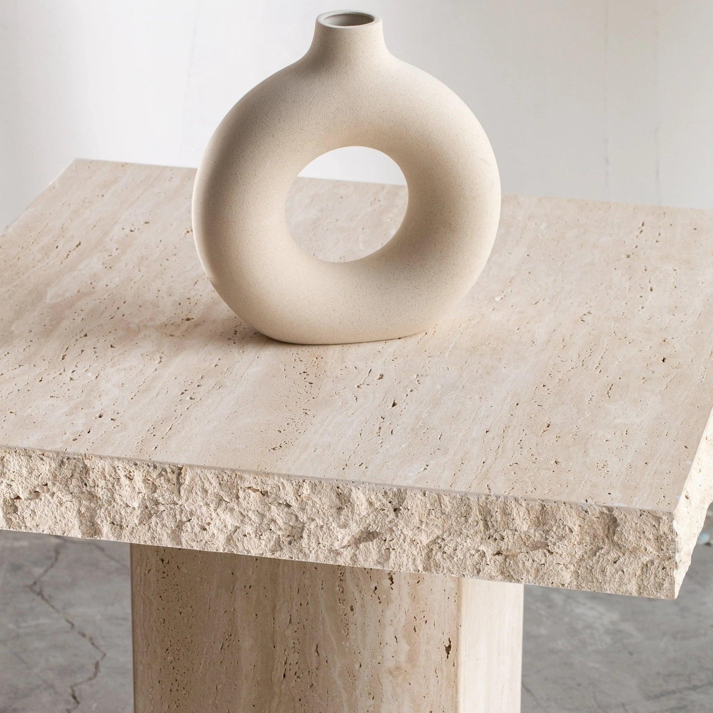 Japandi – Table d’appoint Ulf en travertin brut – Design carré minimaliste