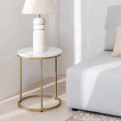 Japandi – Table d’Appoint Hoshi – Marbre Blanc & Métal Doré