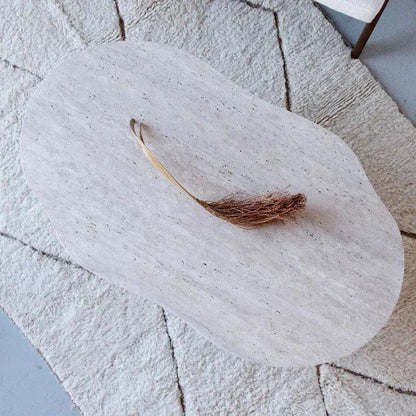 Table basse asymétrique Japandi travertin Kaze – Pièce contemporaine