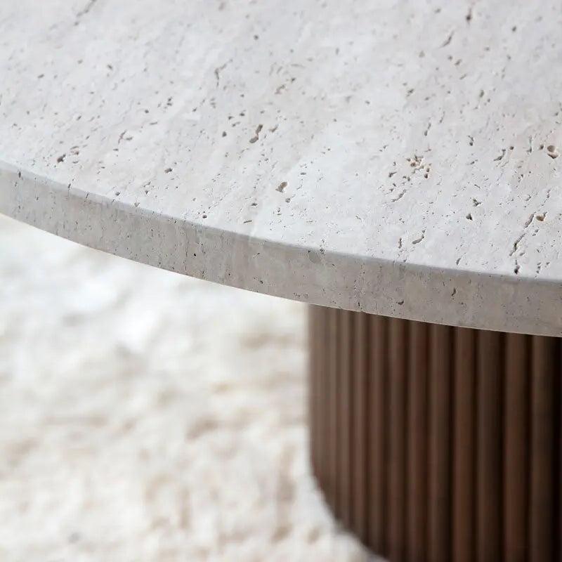 Table Basse Ronde Japandi Travertin et Bois Koku – Piétement cylindrique strié