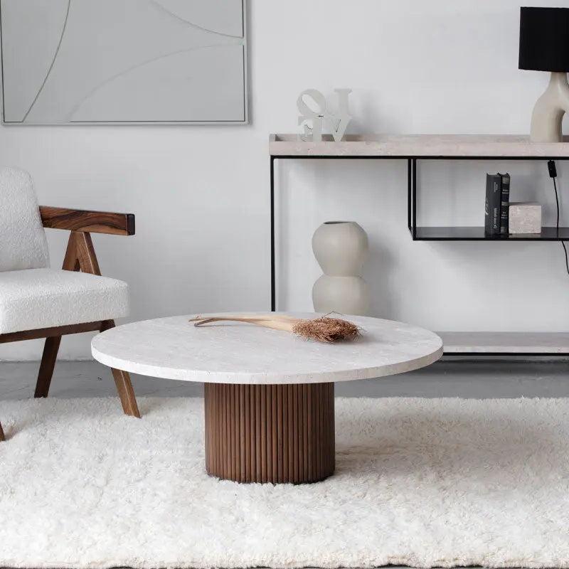 Table Basse Ronde Japandi Travertin et Bois Koku – Piétement cylindrique strié