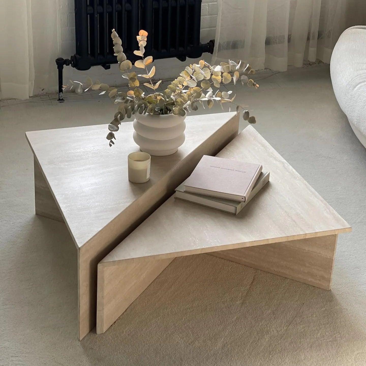 Table basse Japandi Kishi en Travertin – Design géométrique