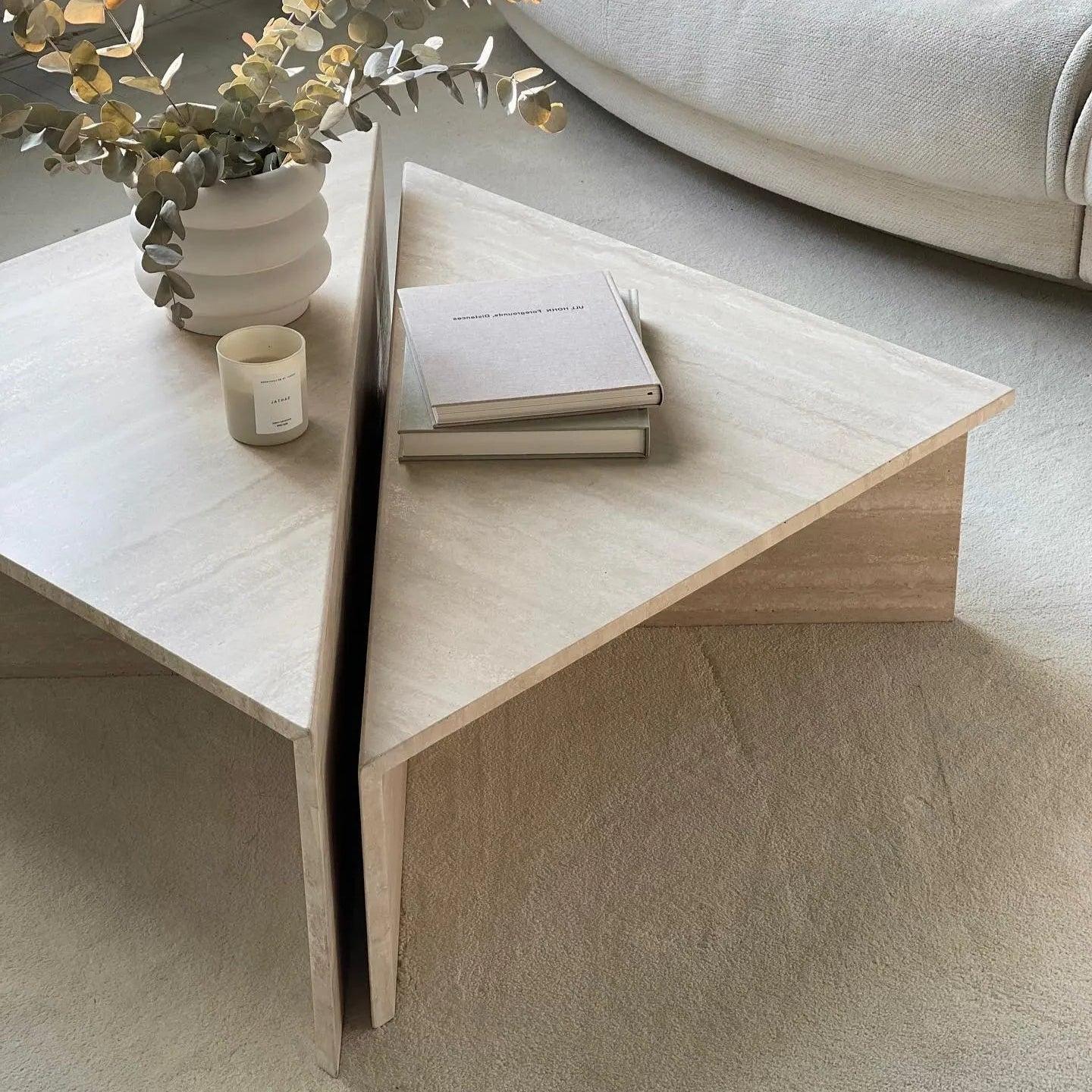 Table basse Japandi Kishi en Travertin – Design géométrique