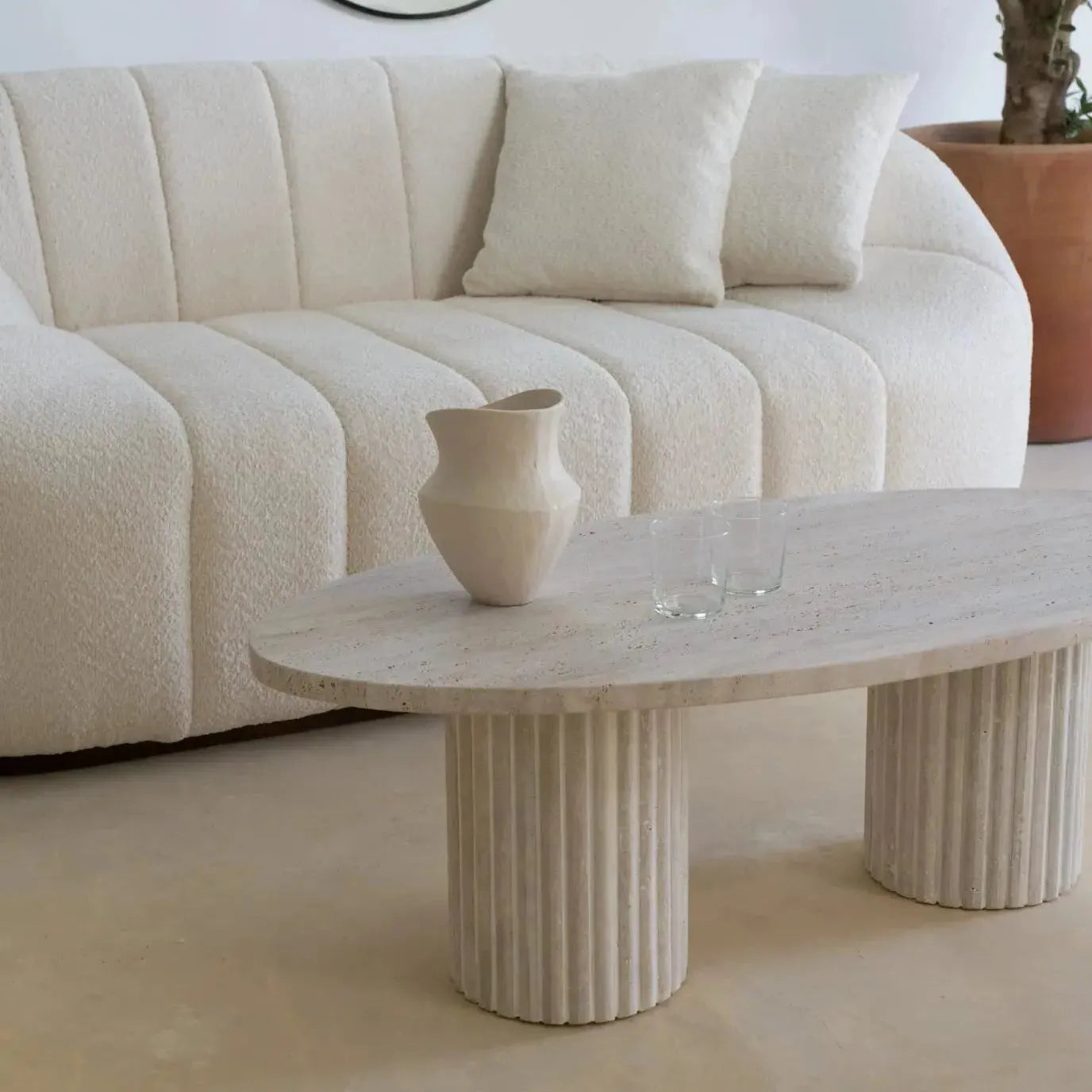 Table basse ovale Japandi Gan en Travertin – Plateau massif et pieds cylindriques