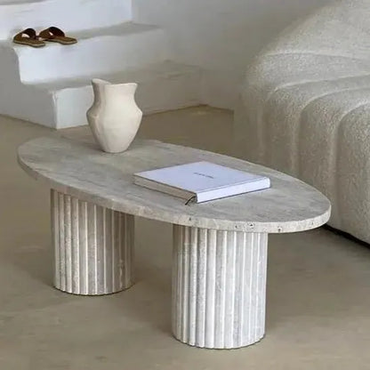 Table basse ovale Japandi Gan en Travertin – Plateau massif et pieds cylindriques