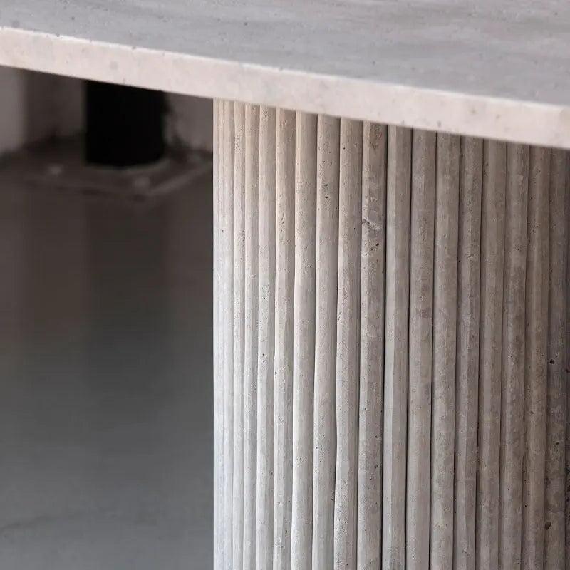 Table à manger ovale Japandi travertin Iwa – Pieds striés design