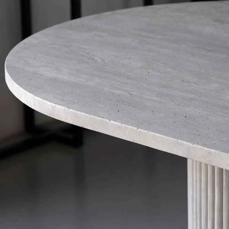 Table à manger ovale Japandi travertin Iwa – Pieds striés design