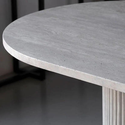 Table à manger ovale Japandi travertin Iwa – Pieds striés design