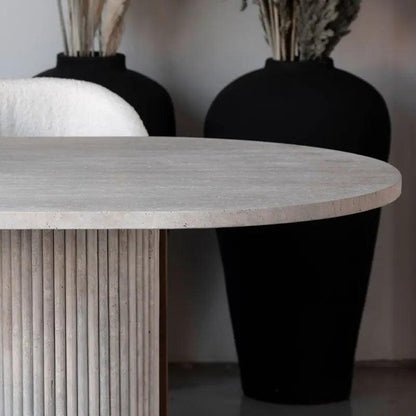 Table à manger ovale Japandi travertin Iwa – Pieds striés design
