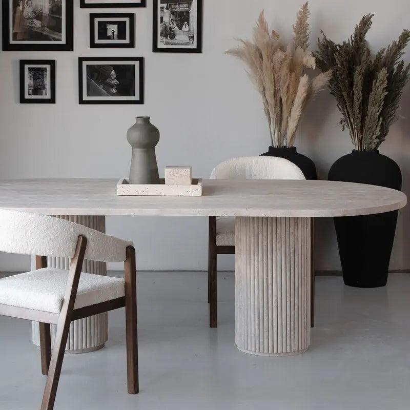 Table à manger ovale Japandi travertin Iwa – Pieds striés design
