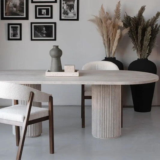 Table à manger ovale Japandi travertin Iwa – Pieds striés design