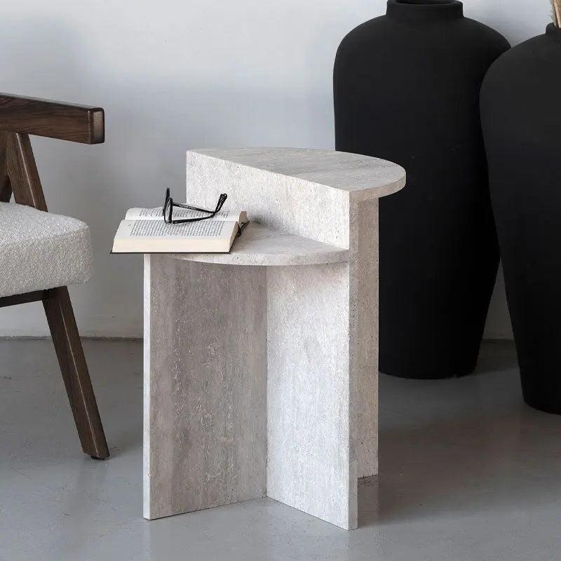 Japandi – Table d’appoint en travertin Natsu – Design géométrique et élégance moderne