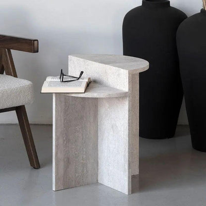 Japandi – Table d’appoint en travertin Natsu – Design géométrique et élégance moderne