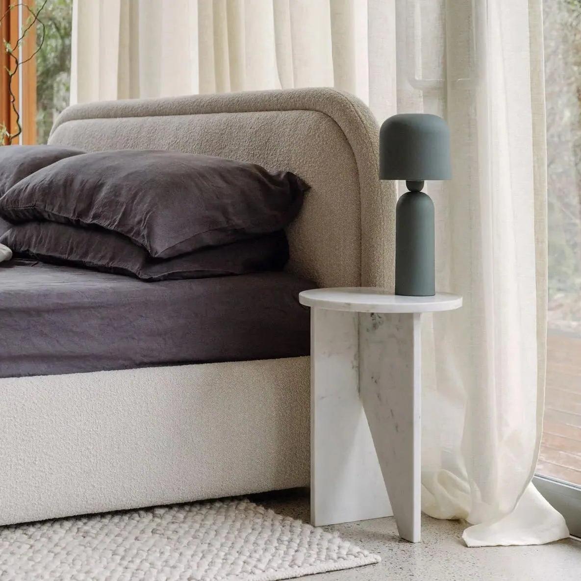 Table de chevet Japandi Koe en Marbre Blanc véritable – Design moderne
