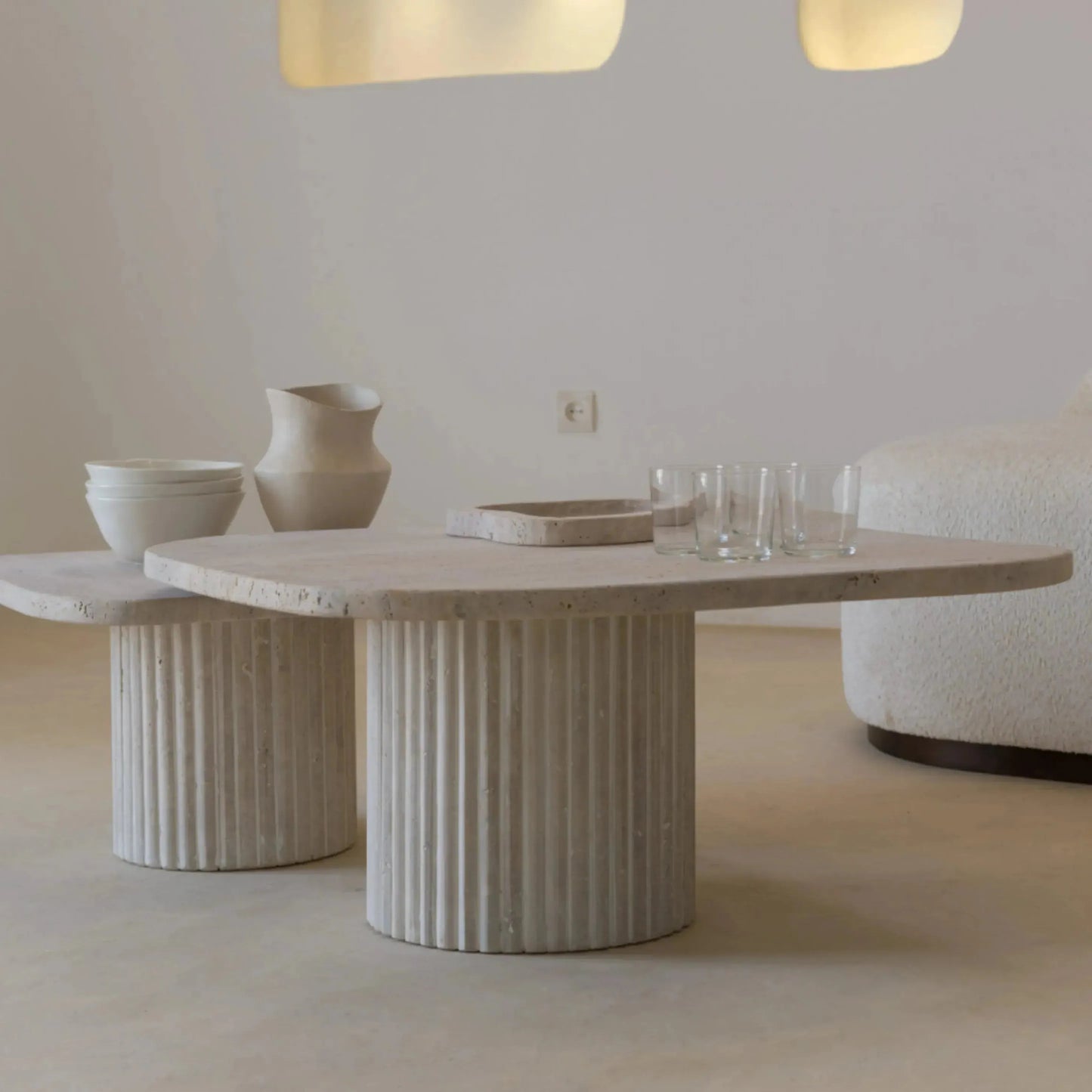 Tables basses gigognes Japandi Travertin Holm – Plateaux carrés et piètements cylindriques striés