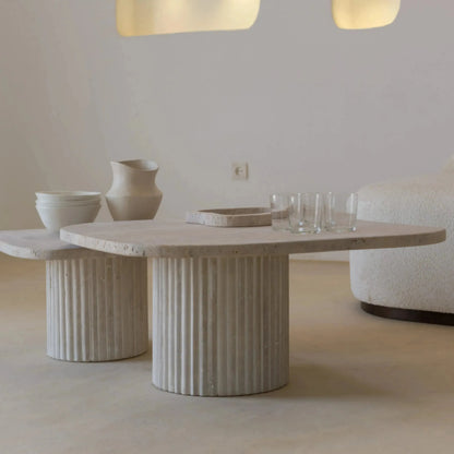 Tables basses gigognes Japandi Travertin Holm – Plateaux carrés et piètements cylindriques striés