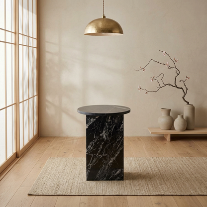 Table d'appoint japandi Koe dans un intérieur japandi — Marbre noir | Maison Japandi