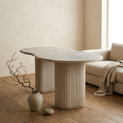 Vue de profil table à manger japandi en travertin wabi-sabi | Maison Japandi